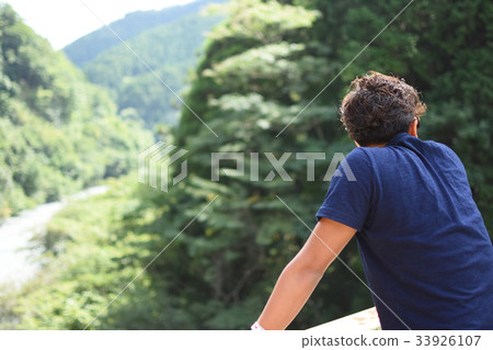 男子在橋上 33926107