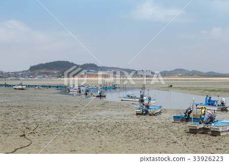 Fishing boat, tidal flat, Awaji Island, Sinan County, Jeonnam 33926223