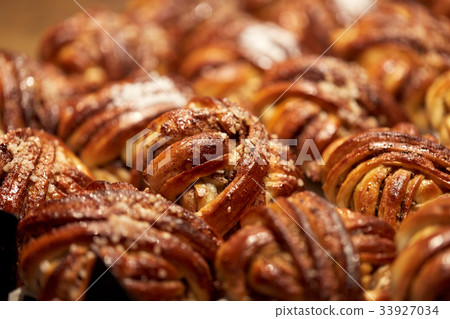 close up of buns or pies at bakery 33927034