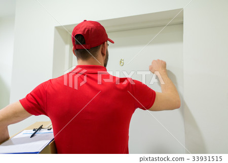 delivery man with parcel box knocking door delivery man with parcel box knocking door 33931515