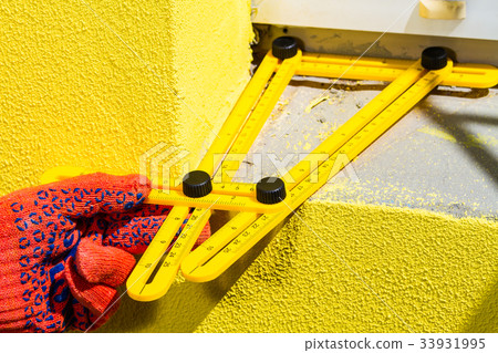 builder's hand with multifunctional ruler 33931995