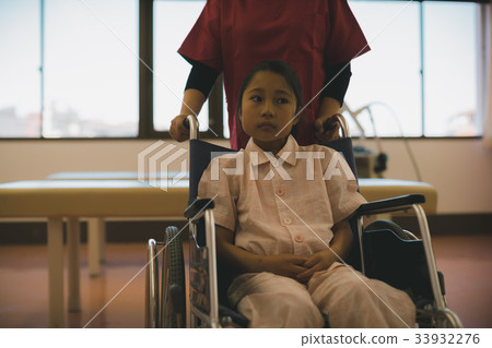 Wheel Chair, be hospitalized, younger 33932276