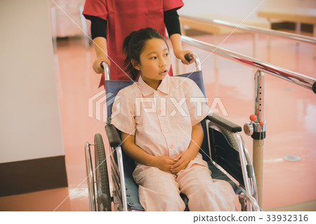 Wheel Chair, be hospitalized, younger 33932316