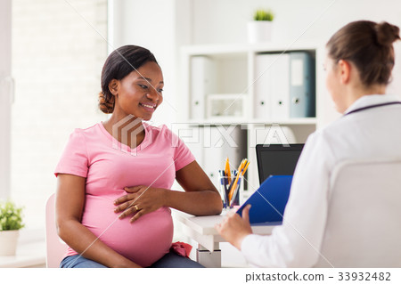 gynecologist and pregnant woman at hospital 33932482