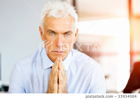 Businessman at the office 33934084