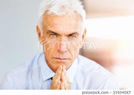 Businessman at the office 33934087