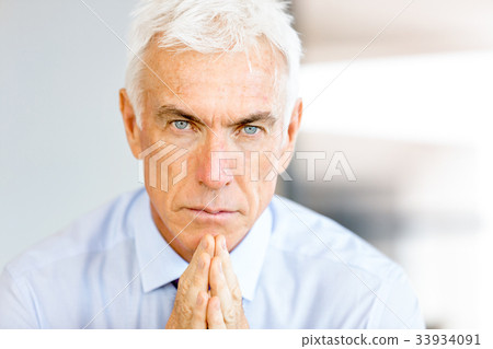 Businessman at the office 33934091
