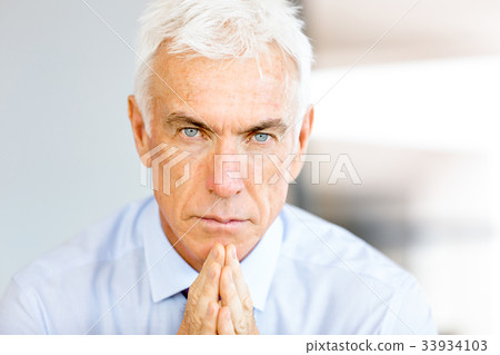 Businessman at the office 33934103