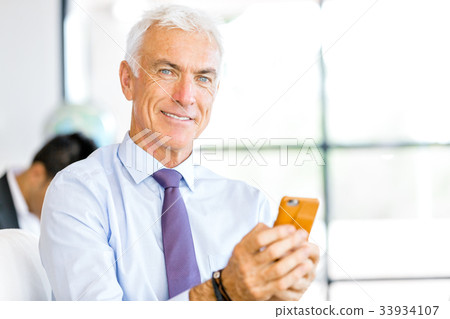 Businessman at the office 33934107