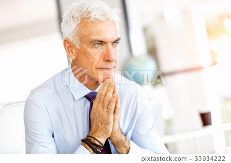 Businessman at the office 33934222