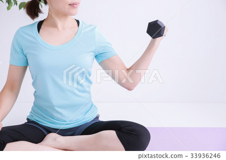Strength training woman 33936246
