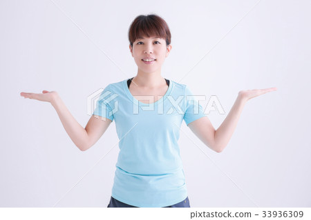 Horizontal pose woman 33936309