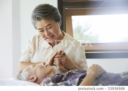 woman, holding, husband 33936986