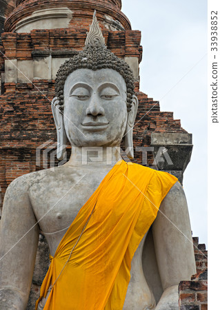 Old Buddha statue 33938852