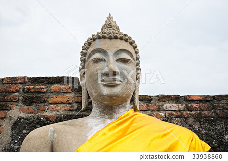 Old Buddha statue 33938860
