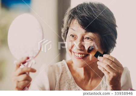 畫臉紅的日本資深婦女 33938946