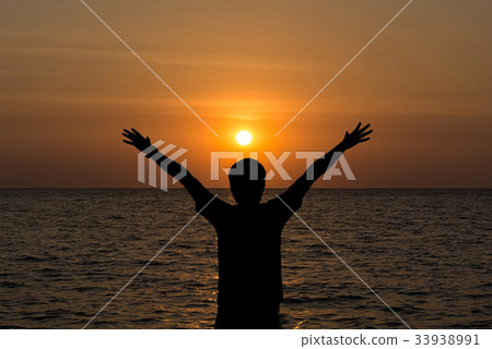 silhouette man on the beach 33938991