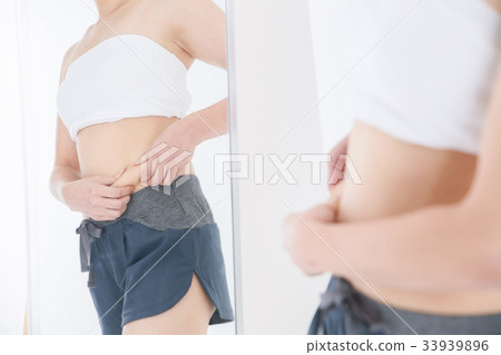 A woman holding the stomach meat 33939896