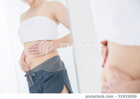 A woman who is concerned about the stomach meat 33939899