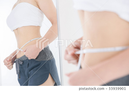 A woman measuring the waist 33939901