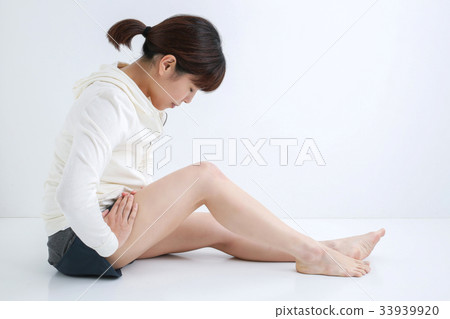 Woman touching the groin 33939920