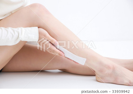 把壓縮放的婦女在小牛上 把壓縮放的婦女在小牛上 33939942