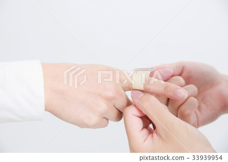 Stick a bandage 33939954