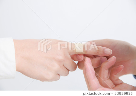 Stick a bandage 33939955