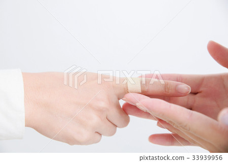 Stick a bandage 33939956