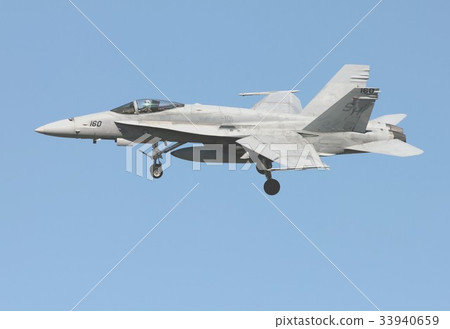 一架美國海軍航空母艦飛機在加利福尼亞F-18C大黃蜂戰鬥機的藍天飛行 33940659