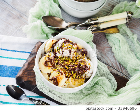 Vanilla ice cream with chocolate served in bowl 33940690