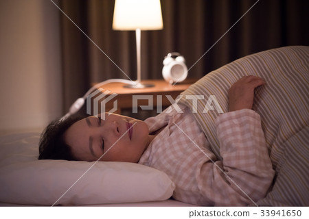Japanese senior woman who sleeps 33941650