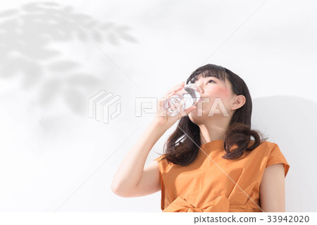 一個女人喝水 33942020