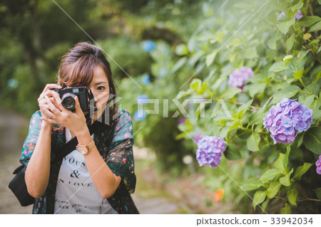 female, lady, woman 33942034