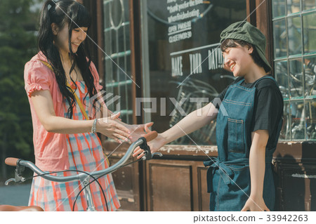 搖動 握手 女生 33942263