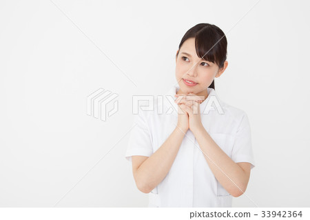 握手的年輕人護士 33942364