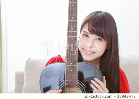 拿著吉他的少婦 33942472