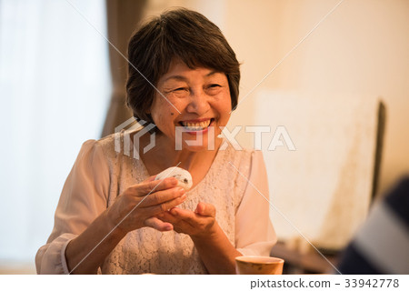 吃豆大福的資深婦女 33942778