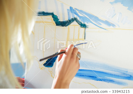 artist's hand with brush painting on canvas artist's hand with brush painting on canvas 33943215