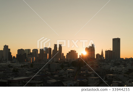 Tokyo scenery Shinjuku skyscrapers sunrise sun rays Tokyo scenery Shinjuku skyscrapers sunrise sun rays 33944255