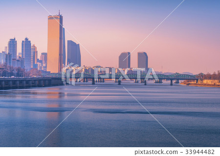 Hanriver in Seoul City, South korea. Hanriver in Seoul City, South korea. 33944482
