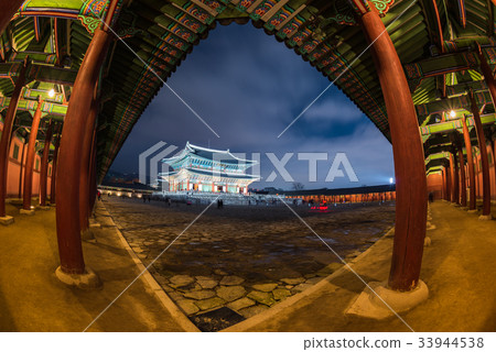 Gyeongbokgung palace at night in Seoul 33944538