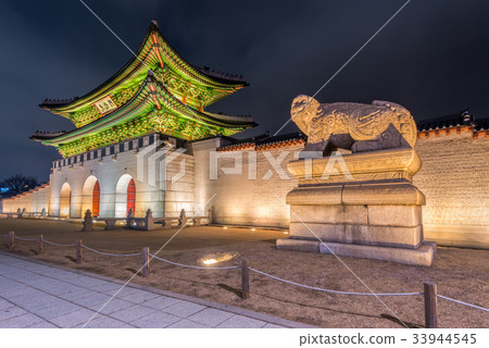 Gyeongbokgung palace at night in Seoul,South Korea Gyeongbokgung palace at night in Seoul,South Korea 33944545
