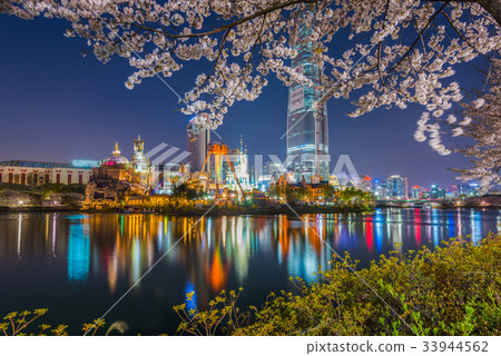 cherry blossom of Spring in Seoul, South Korea 33944562