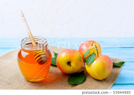 Heallthy eating concept with honey and fresh apple Heallthy eating concept with honey and fresh apple 33944995