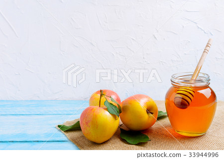 Honey jar with and apples copy space Honey jar with and apples copy space 33944996