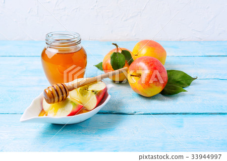 Honey jar and apple slices, copy space Honey jar and apple slices, copy space 33944997