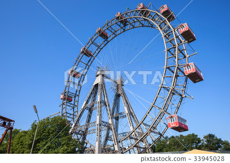 Giant Ferris Wheel in Vienna 33945028