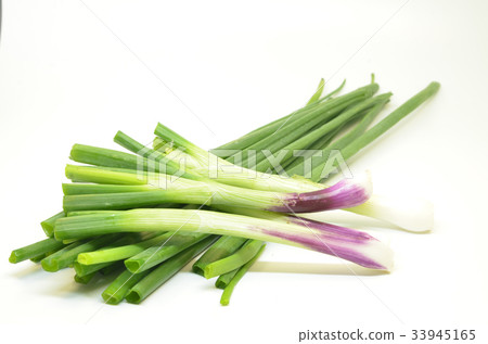 Fresh spring onions 33945165