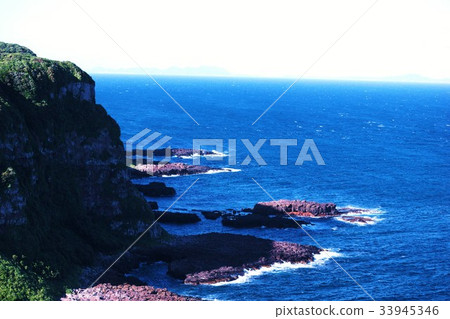 Rock wall and sea 33945346